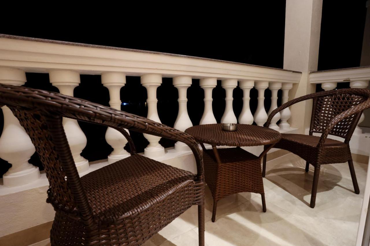 Amara Grand Baga Hotel Bagian luar foto