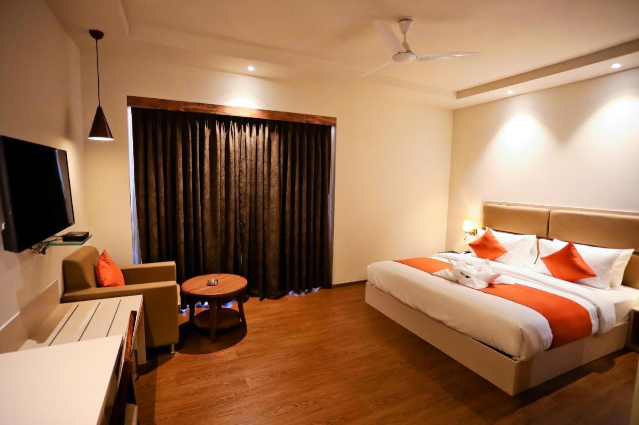 Amara Grand Baga Hotel Bagian luar foto