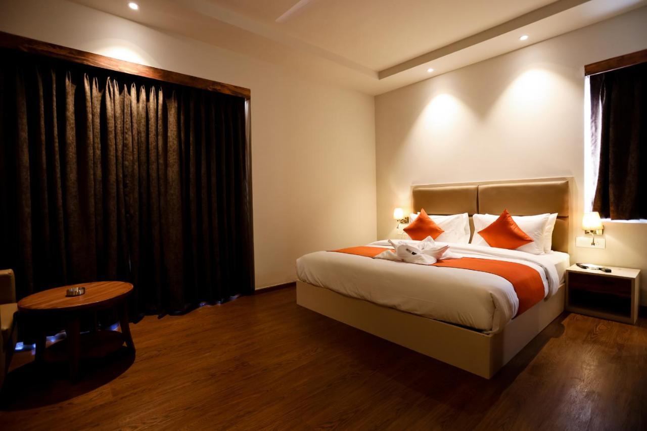 Amara Grand Baga Hotel Bagian luar foto