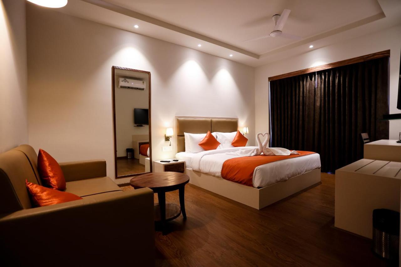 Amara Grand Baga Hotel Bagian luar foto